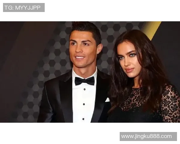 荷兰足球明星与女友甜蜜瞬间曝光引发粉丝热议